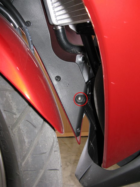 Location of inside lower mounting bolt for middle fairing panel