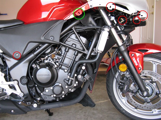 Location of tabs for middle fairing, turn signal connectors and bolt securing side cover