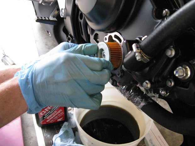 Installing new oil filter into 2012 Honda CBR250RA