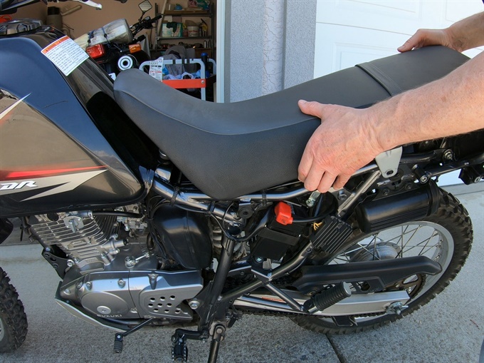 DR200SE - installing the seat