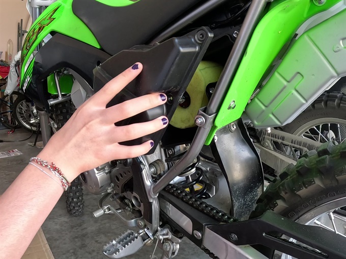 KLX140L - installing the air box cover