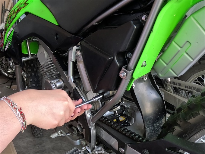 KLX140L - installing the air box cover