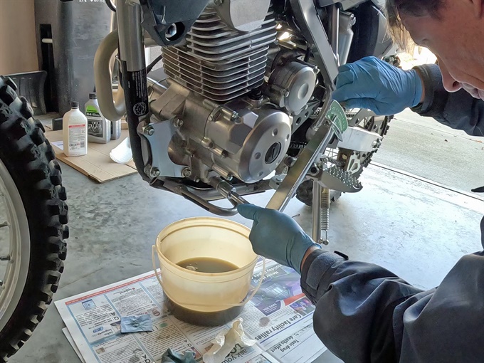 Torquing up the engine oil drain plug - KLX140L