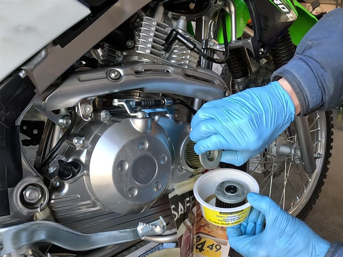 Removing oil filter - KLX140L (other oil filter is from a CRF250F)