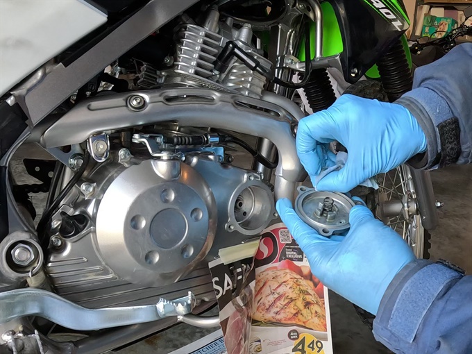 Cleaning O-ring groove in oil filter cover - KLX140L