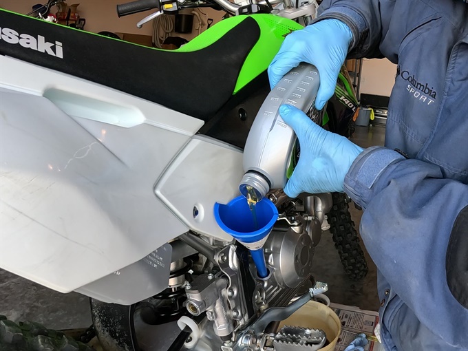 Adding fresh oil to the engine - KLX140L