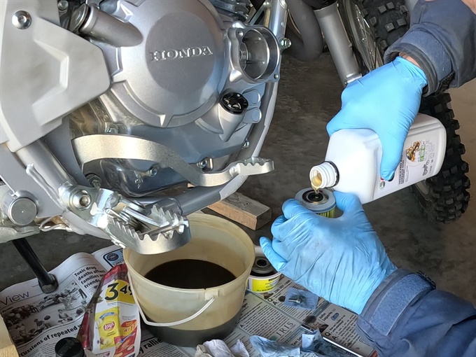 Adding oil to new oil filter - CRF250F