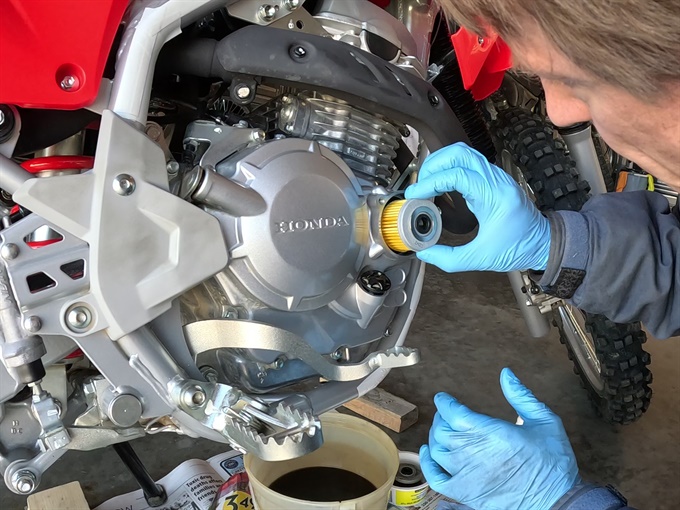 Inserting the new oil filter (with oil filter magnet) into the engine - CRF250F