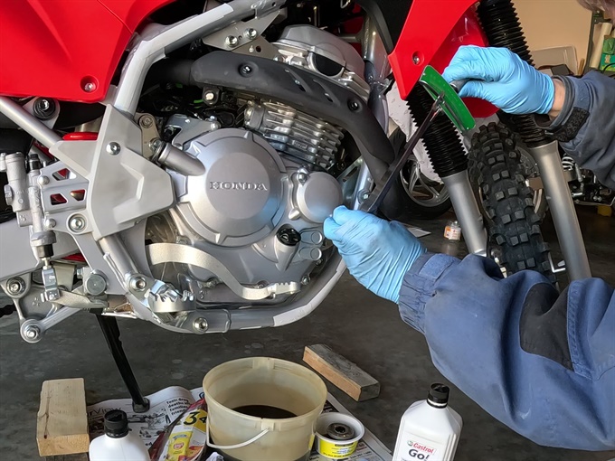 Torquing up the oil filter cover bolts - CRF250F