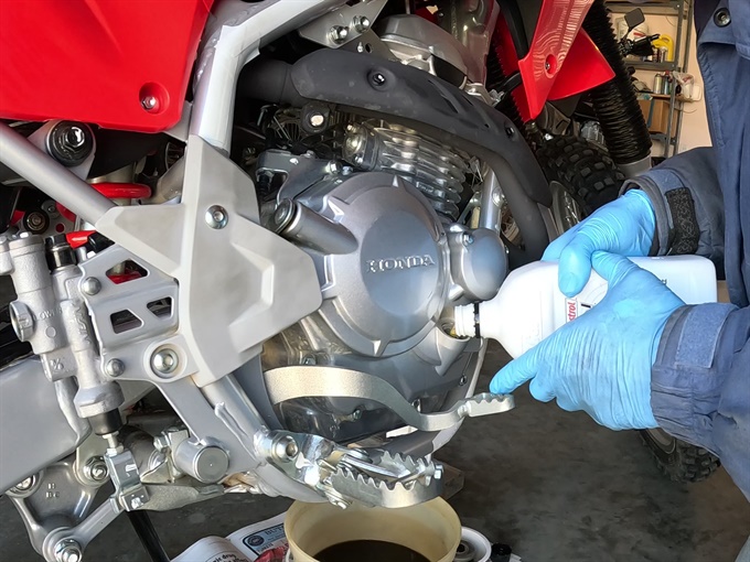 Adding fresh oil to the engine - CRF250F