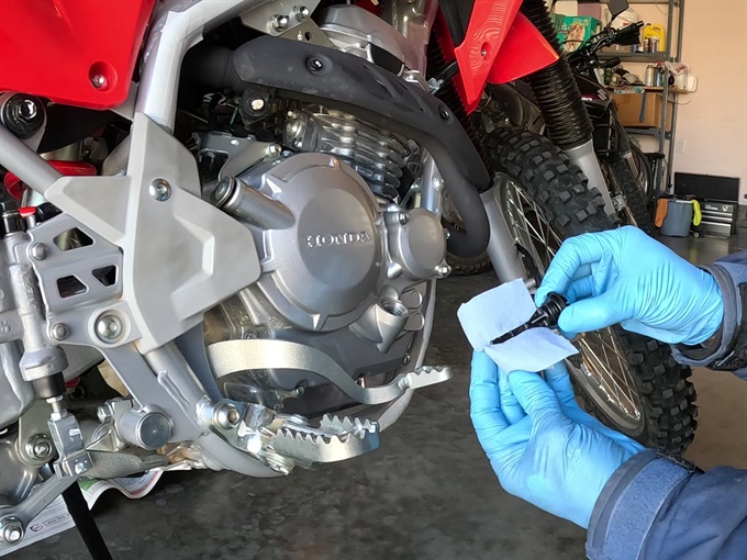 Checking the oil level on the oil cap/dipstick again - CRF250F