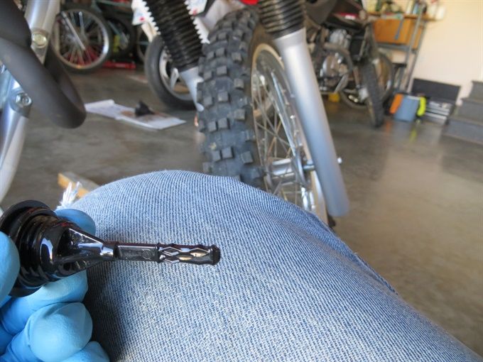 Checking the oil level on the oil cap/dipstick - CRF250F