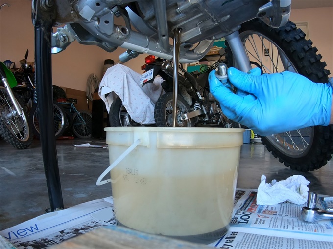 Draining the oil from a Honda CRF250F