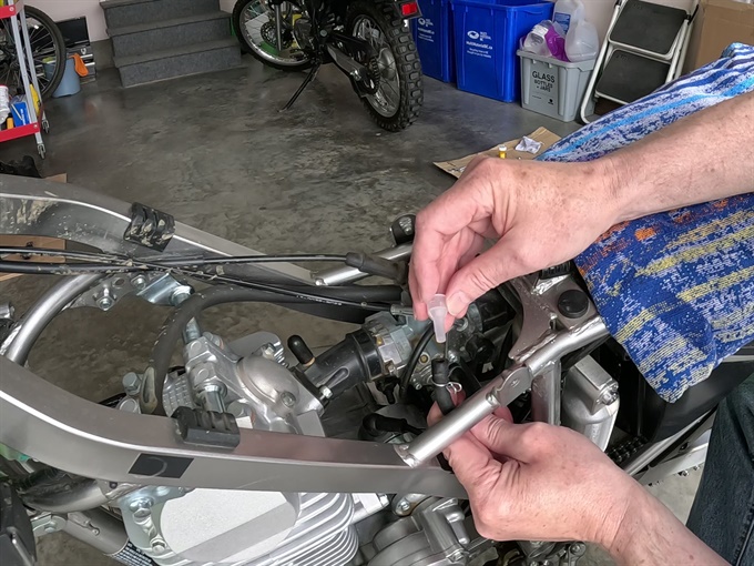 Plugging the fuel line - KLX140