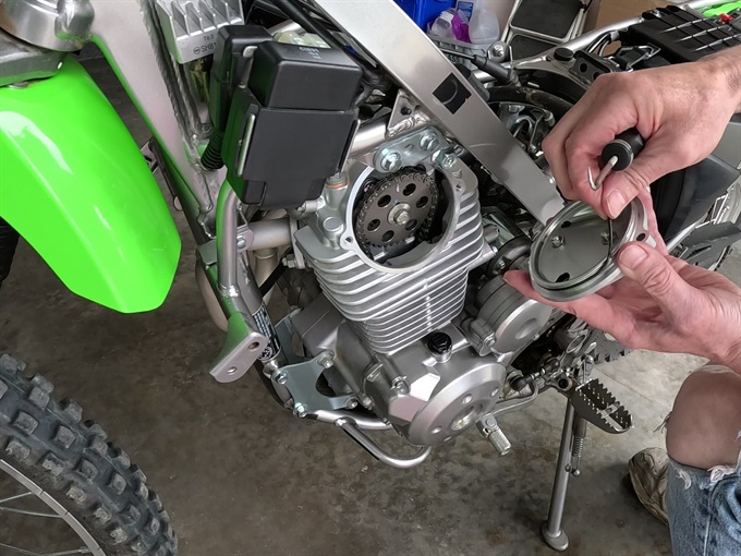 Removing the O-ring from the camshaft chain sprocket cover - KLX140