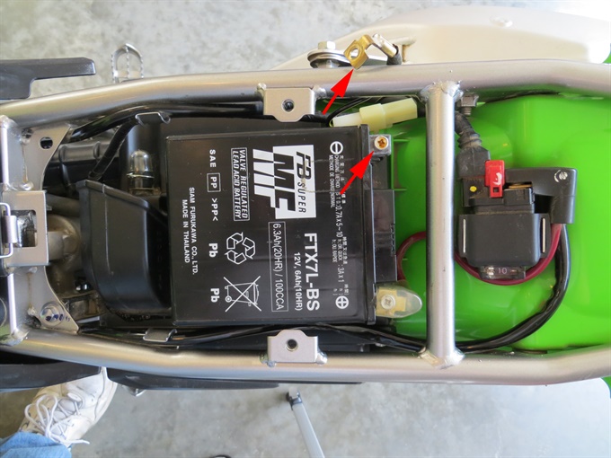 Battery, negative wire disconnected) - KLX140