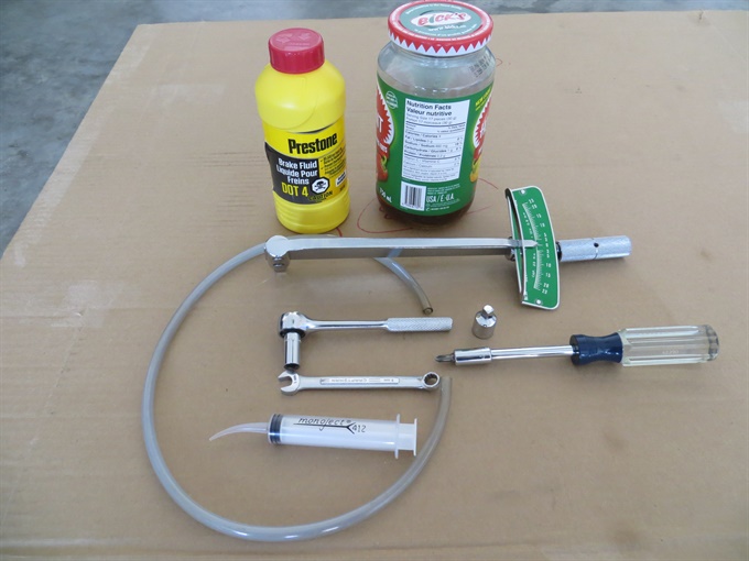 Tools and supplies for replacing the brake fluid on a KLX140