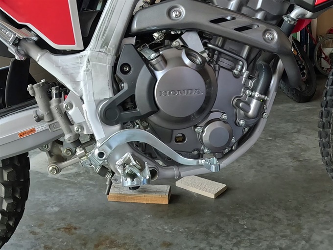 Oil level window with bike held upright after adding oil, 2023 Honda CRF300L