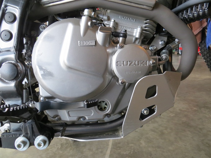 2010 Suzuki DR650SE engine, right side