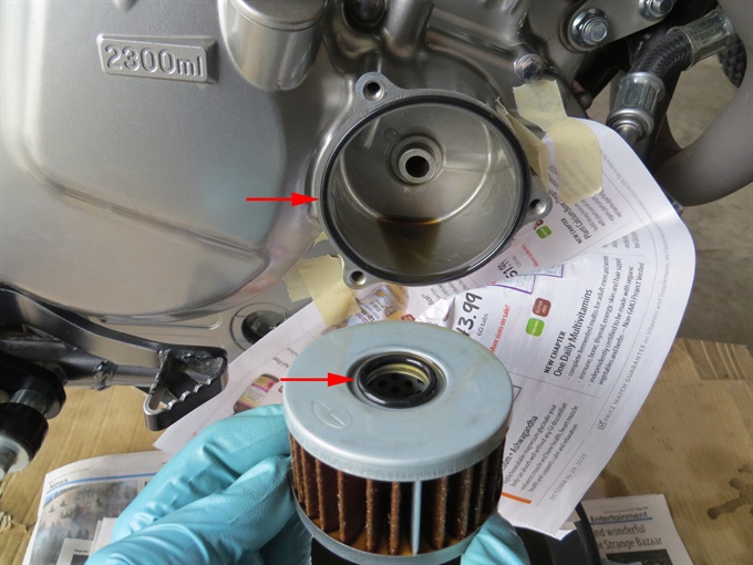 Oil filter removed with O-rings indicated - DR650SE