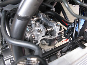Radiator fan connector and frame tab