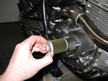 Removing oil filter from DR200SE